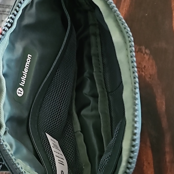 Lululemon Everywhere belt bag NWT- green - Picture 2 of 5
